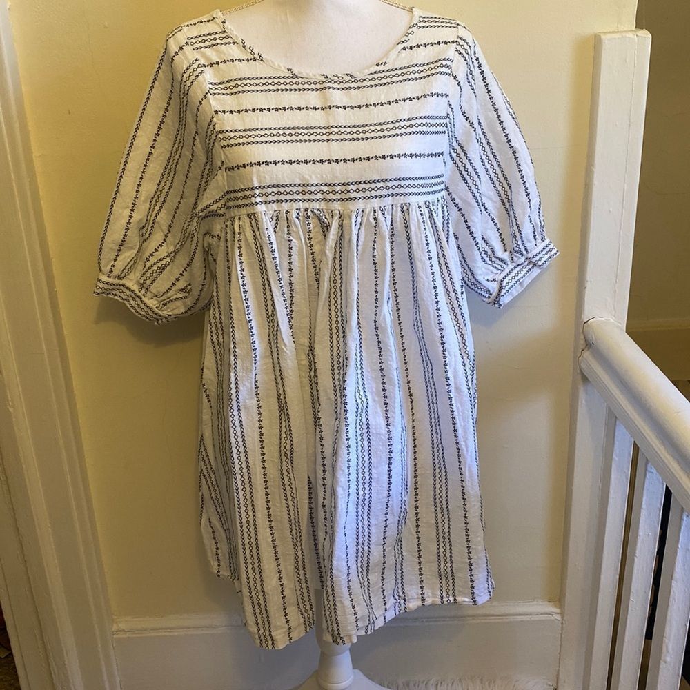 Jack & Jill babydoll dress sz M. Measurements in photos. White/navy/light blue.